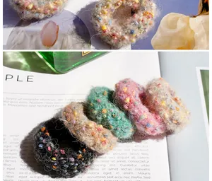 Vue macro détaillée d'élastiques à cheveux en peluche douce aux couleurs acidulées d'hiver