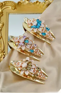 Details von Blumen-Haarklammern mit bunten Kristallen auf Champagner-Satin-Basis