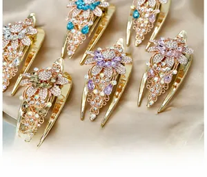 Exquisite Blumen-Haarklammern mit bunten Strasssteinen und eleganten Quasten