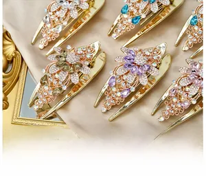 Detail von eleganten Blumenhaarklammern mit bunten Strasssteinen und Roségold-Finish