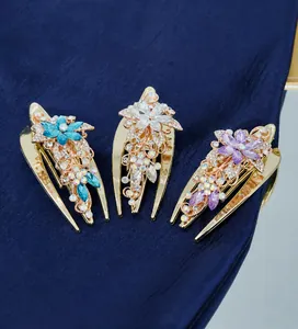 Détails de pinces à cheveux dorées avec motifs floraux en strass étincelants