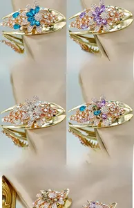 Detailaufnahme der Blumen-Haarklammer mit Kristall-Steinchen auf Satinhintergrund