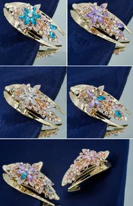 Détail macro d'une grande pince à cheveux florale avec strass et pétales en cristal