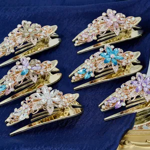 Grandes pinces à cheveux fleuries serties de strass en plusieurs couleurs