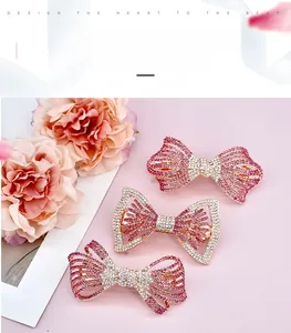Gros plan de barrettes à cheveux nœud en strass roses sur base en métal doré