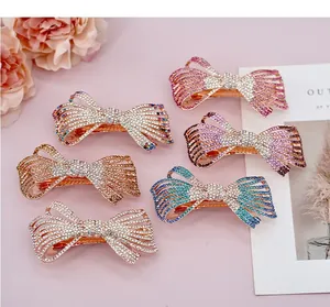 Gros plan de barrettes à strass en forme de nœud élégant en six couleurs pastel