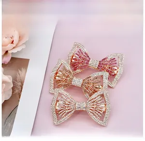 Détail de barrettes élégantes avec strass en rose, doré et argent brillant