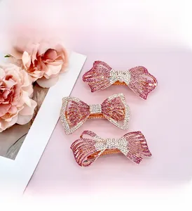 Vue détaillée de barrettes nœud en strass or rose avec cristaux roses et clairs