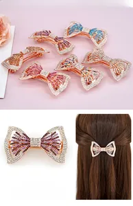 Détail macro de la barrette à cheveux nœud en strass avec ressort et base en alliage