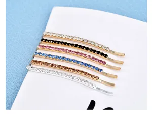 Dettaglio del set di 6 forcine con strass in vari colori su scheda di presentazione