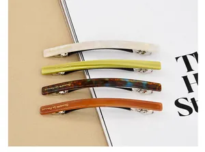 Détail des barrettes à cheveux en acétate aux couleurs marbre, vert, bleu et ambre
