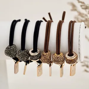 Set d'élastiques cheveux élégants avec cœurs en strass et breloques dorées noirs et bruns