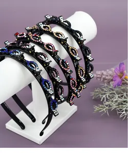 Detail van vier kristallen haarbanden met mini-clips voor gevlochten haar op een standaard