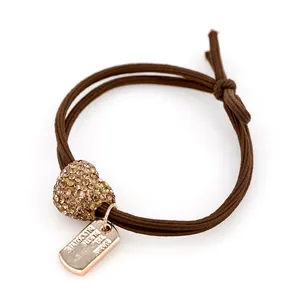 Élastique à cheveux marron avec breloque cœur en strass et plaque métallique dorée