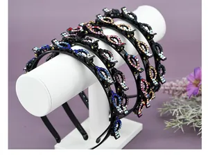Detailweergave van de stras-haarband met meerdere kleine clips voor gevlochten kapsels