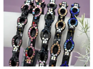Detailopname van sprankelende strass haarbanden met geïntegreerde clips voor styling