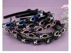 Close-up van fonkelende strass gevlochten haarbanden met clips in diverse felle kleuren