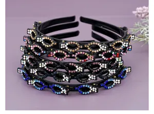 Detailopname van sprankelende strass haarclips op een gelaagde haarband voor styling