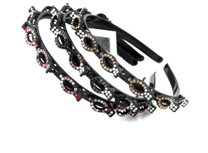 Detail van set van 3 dubbellaagse vlecht-hoofdbanden met strass-clips voor haarstyling