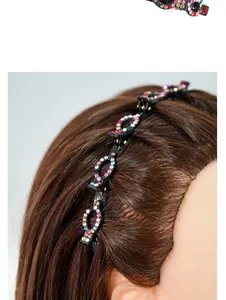 Detail van gekleurde strasstenen op multi-clip haarband voor het stylen van de ponyhaar