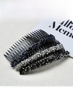 Vue détaillée de peignes à cheveux élégants avec perles de cristal sur base en plastique