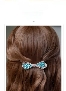 Vue détaillée de la grande pince à cheveux nœud en cristal avec strass bleus sur cheveux