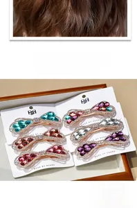 Vue macro de barrettes nœuds en cristal en six couleurs avec strass étincelants