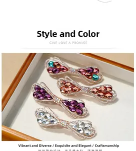 Détail de quatre barrettes nœuds en cristal en violet et champagne sur un plateau de vente