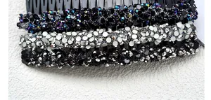 Détail de trois peignes à cheveux en cristal avec strass violets, argentés et noirs élégants