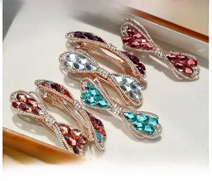 Gros plan de barrettes à cheveux nœud en strass étincelants de plusieurs couleurs avec clip