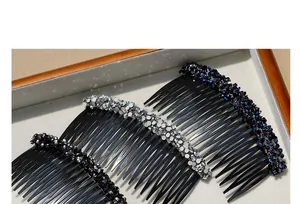 Gros plan de trois peignes à cheveux étincelants en strass sur un support en bois