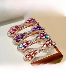 Gros plan de quatre barrettes à strass avec un design durable anti-chute