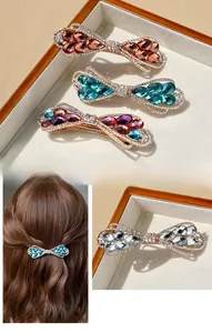 Détails de la pince à cheveux nœud en strass montrant l'incrustation de cristal