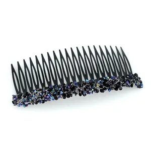 Peigne à cheveux en cristal avec strass irisés sur une base noire minimaliste