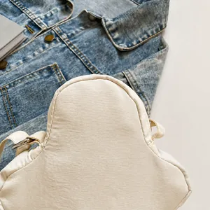 Detail van de crème nylon stoftextuur met een zilveren metalen stervormige gesp
