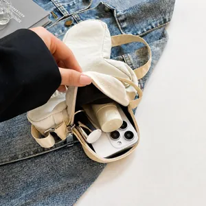 Praktische interne capaciteit met smartphone en make-up in de witte tas