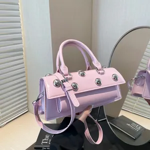 Sac bandoulière rose minimaliste avec clous argentés et poignée en cuir texturé