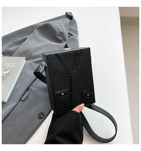 Borsa a tracolla nera in pelle con design creativo patchwork di abito e cravatta