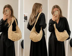 Trois vues du sac hobo tissé beige en mode sac à main, sac à bandoulière et porté croisé
