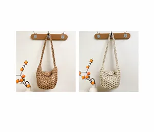 Détail des sacs à bandoulière tissés kaki et beige avec motif en maille creuse en demi-lune