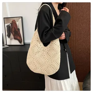 Détail du sac fourre-tout en coton crocheté crème avec motifs de tricot en losange
