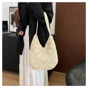 Détail du sac hobo en corde de coton tressé avec motifs floraux et bandoulière