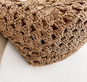 Vue macro des coutures de précision et du tissage naturel sur le sac d'épaule en paille