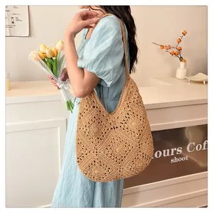 Détail du motif floral au crochet et de la texture de ce sac cabas en coton tissé à la main