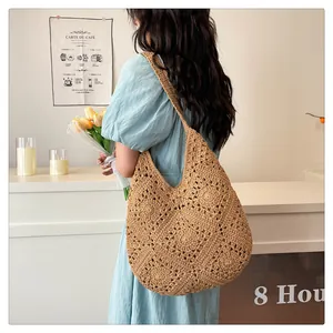 Sac hobo marron en corde de coton tressée avec motif ajouré porté par un mannequin