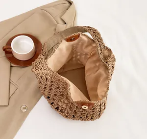 Détail de l'intérieur du sac en paille tissée avec doublure en tissu et fermoir aimanté