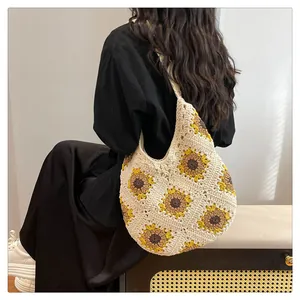 Détail du sac fourre-tout en corde de coton tissé main avec motifs de tournesols au crochet