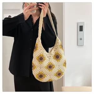 Détail du sac bandoulière au crochet fait main avec motifs floraux de tournesols