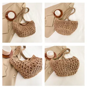 Détails du tissage au crochet et de la doublure en tissu sur ce sac à bandoulière kaki