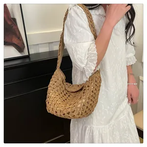 Détail du tissage ajouré fait main et doublure en tissu du sac à bandoulière beige